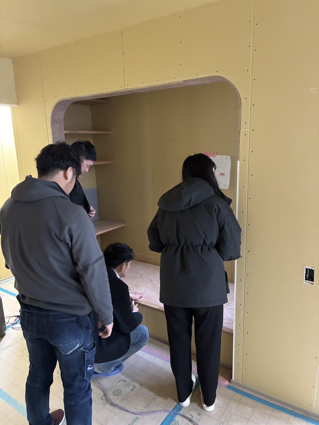 【現場の裏側】施主様との確認だけでは終わらせない。クロスを貼る前の「ラスト・チェック」