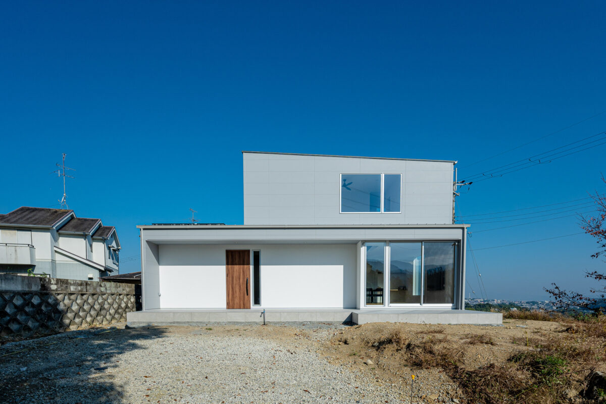 高台にひらく、景色と暮らす家
