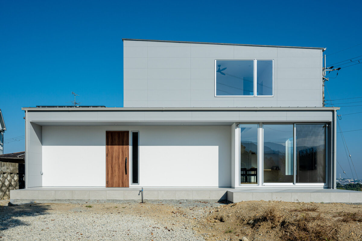 高台にひらく、景色と暮らす家