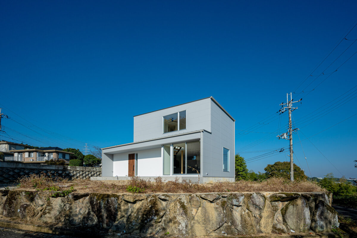 高台にひらく、景色と暮らす家