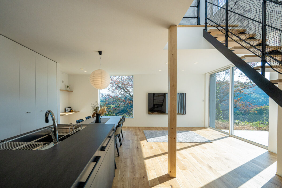 高台にひらく、景色と暮らす家