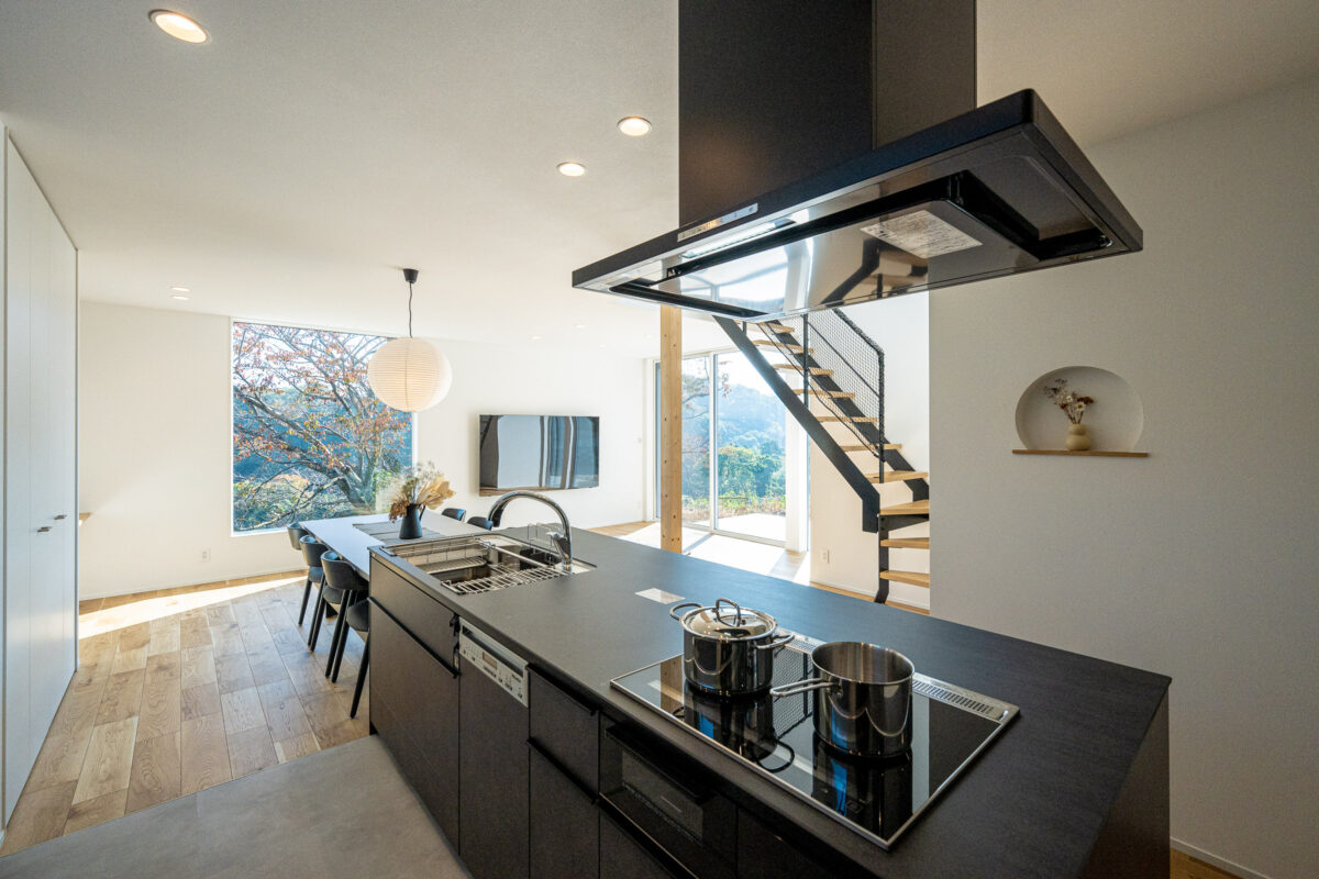 高台にひらく、景色と暮らす家