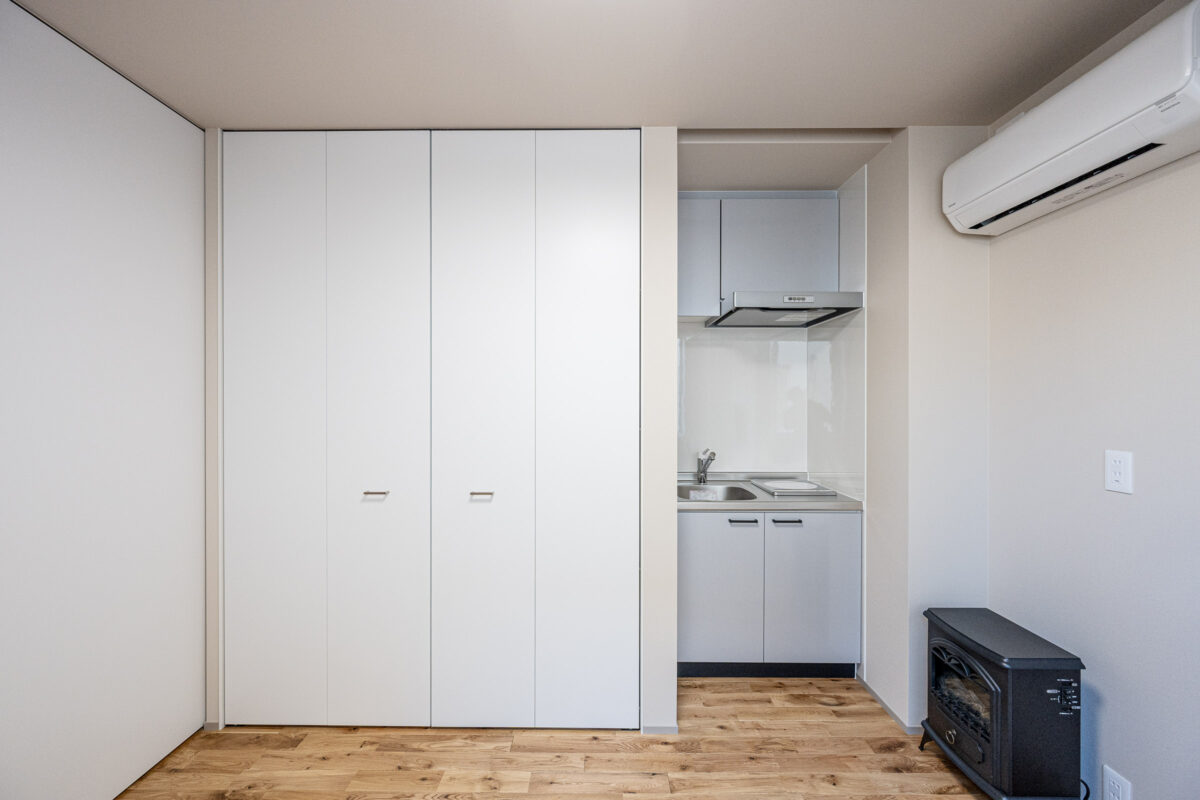 駅近に佇む、猫と暮らす積層の家