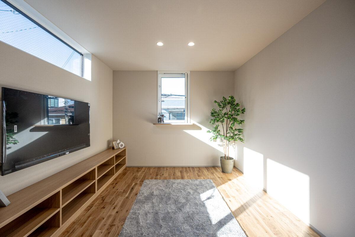 駅近に佇む、猫と暮らす積層の家