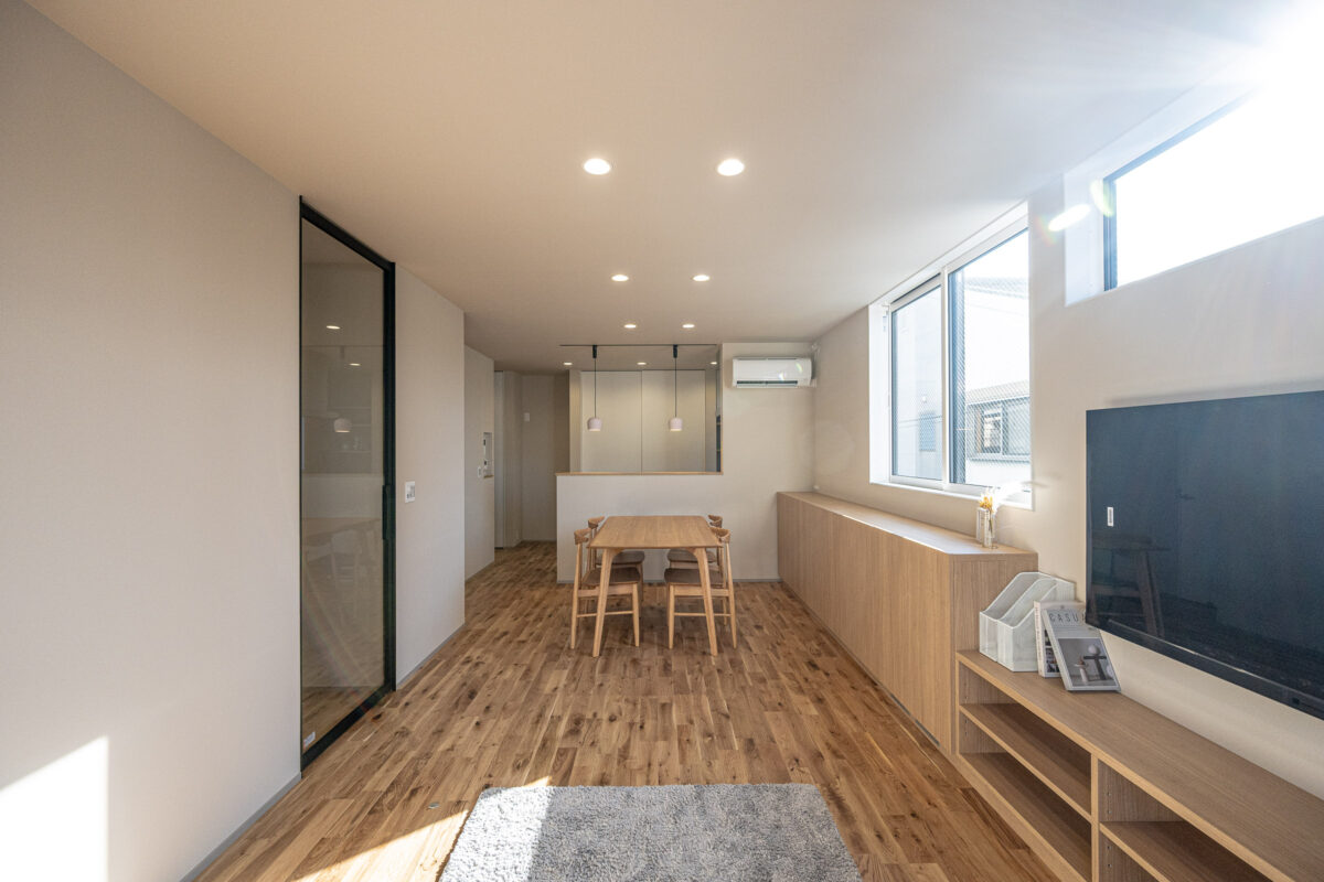 駅近に佇む、猫と暮らす積層の家