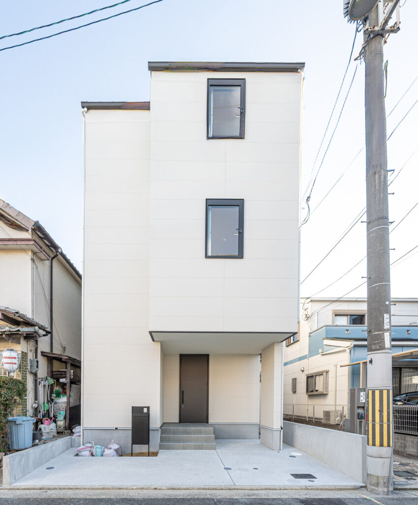 駅近に佇む、猫と暮らす積層の家
