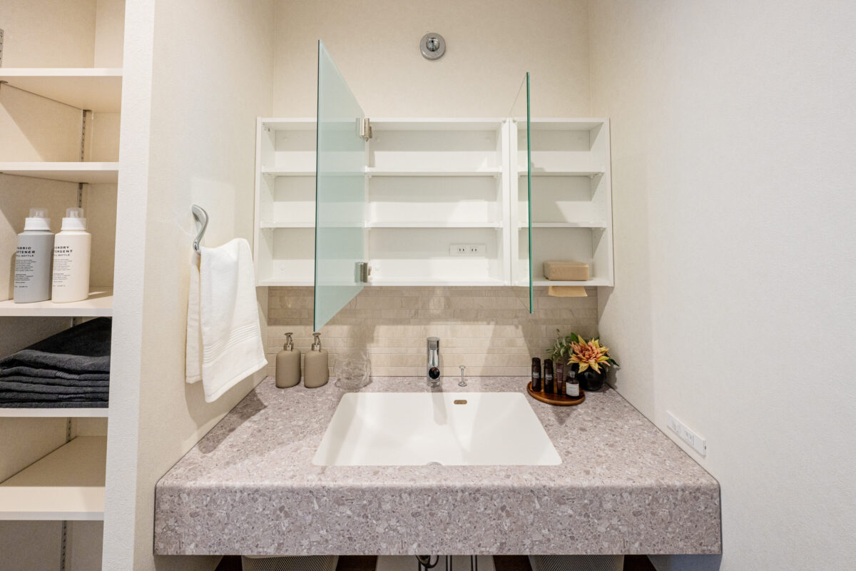 ガレージと庭と、日々をつなぐ家