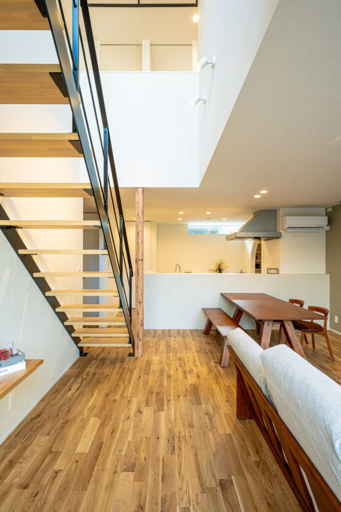 ガレージと庭と、日々をつなぐ家