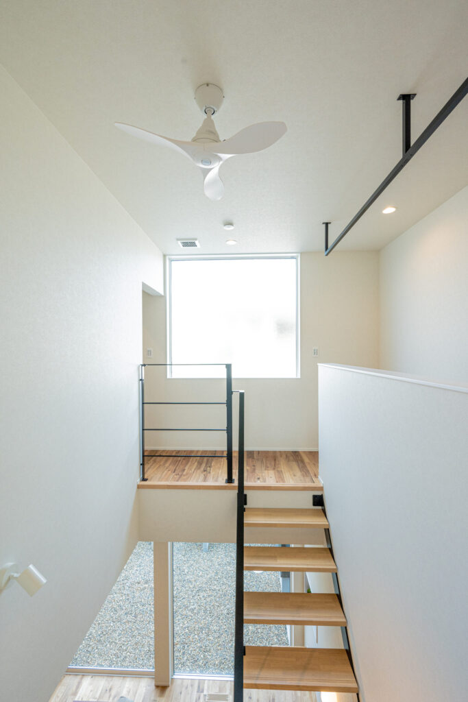 ガレージと庭と、日々をつなぐ家