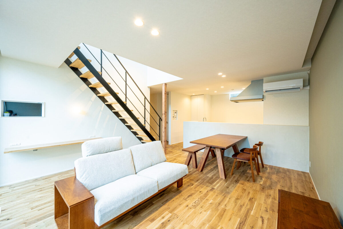 ガレージと庭と、日々をつなぐ家