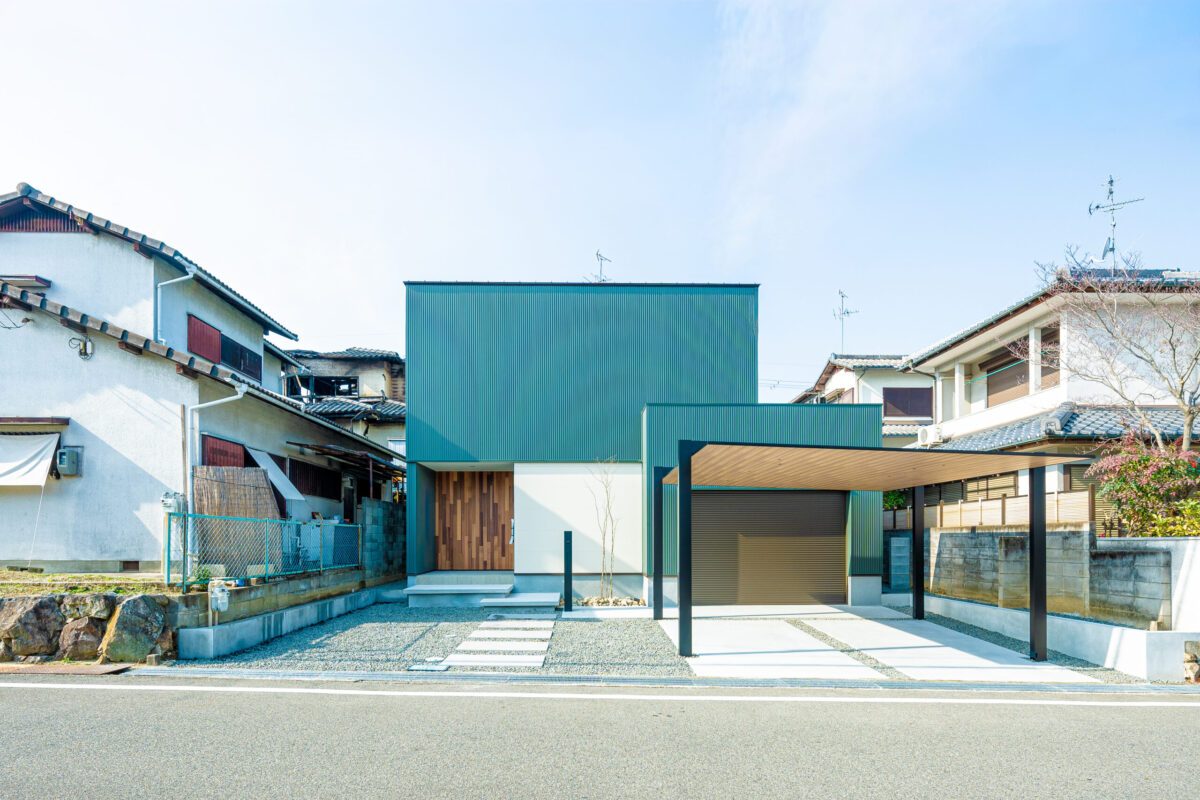 ガレージと庭と、日々をつなぐ家