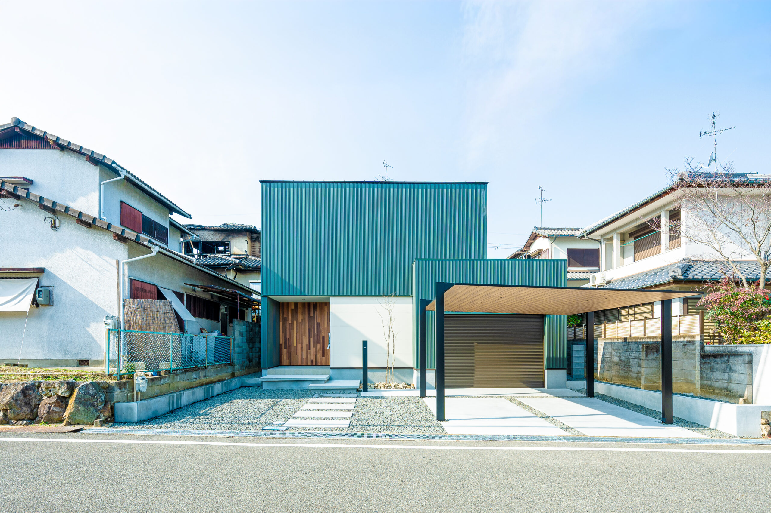 ガレージと庭と、日々をつなぐ家