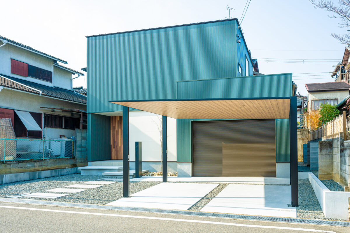 ガレージと庭と、日々をつなぐ家