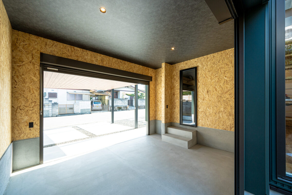 ガレージと庭と、日々をつなぐ家