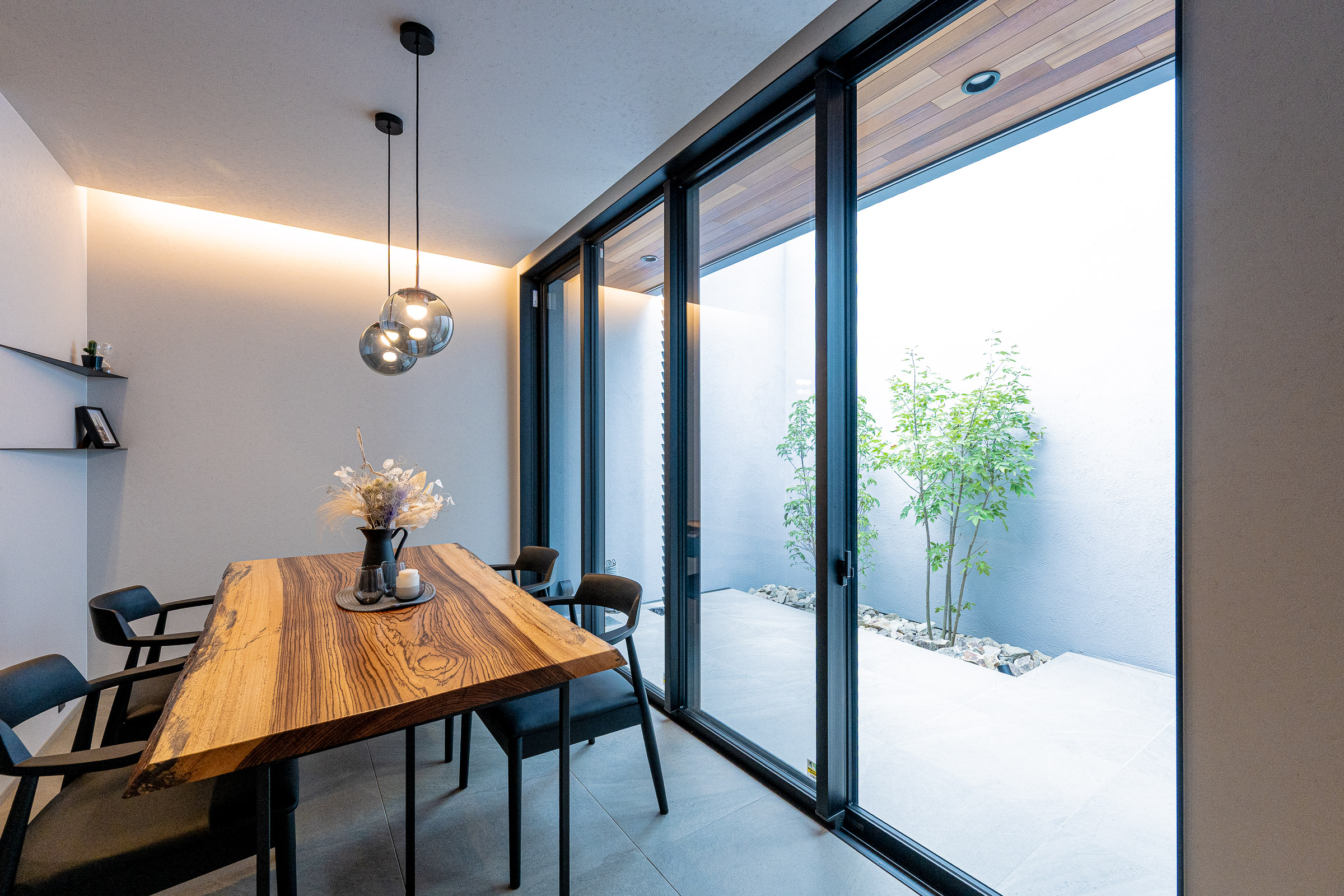 カーテンを閉め切らない、開放的な暮らし。